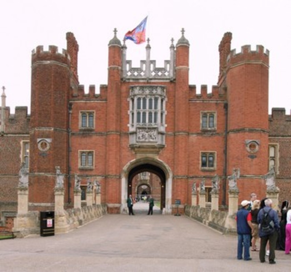 http://fr.academic.ru/pictures/frwiki/72/Hampton_Court_Great_Gatehouse.jpg 