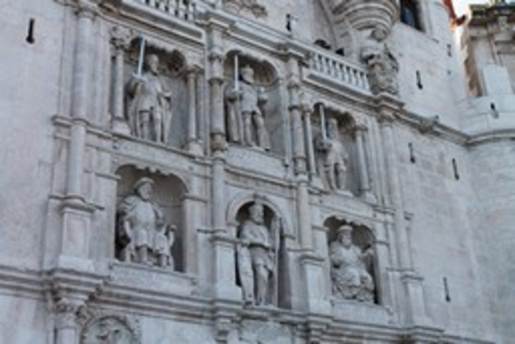 Fachada del Arco Santa María con el Cid y otros personajes importantes de la ciudad