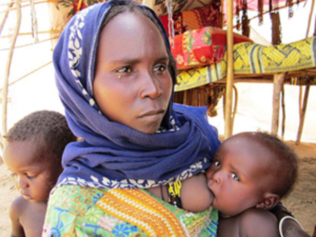 Photo : Action contre la Faim Une femme et son enfant dans l'ouest du Tchad, où des agences des Nations Unies, des organisations d'aide humanitaire et le gouvernement travaillent en collaboration pour enrayer la progression de la malnutrition.