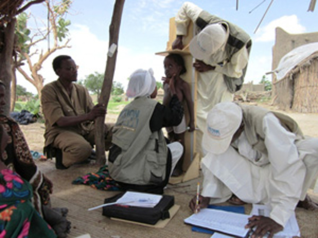 Photo : Action contre la Faim Dans l'ouest du Tchad, des travailleurs humanitaires et des responsables de la santé mesurent et pèsent les enfants.
