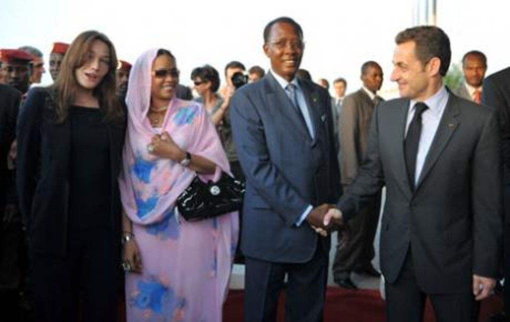 Nicolas Sarkozy, Carla Bruni-Sarkozy, sont accueillis par le président Idriss Déby et son épouse Hinda, à leur arrivée au Tchad, le 27 février 2008. —AFP