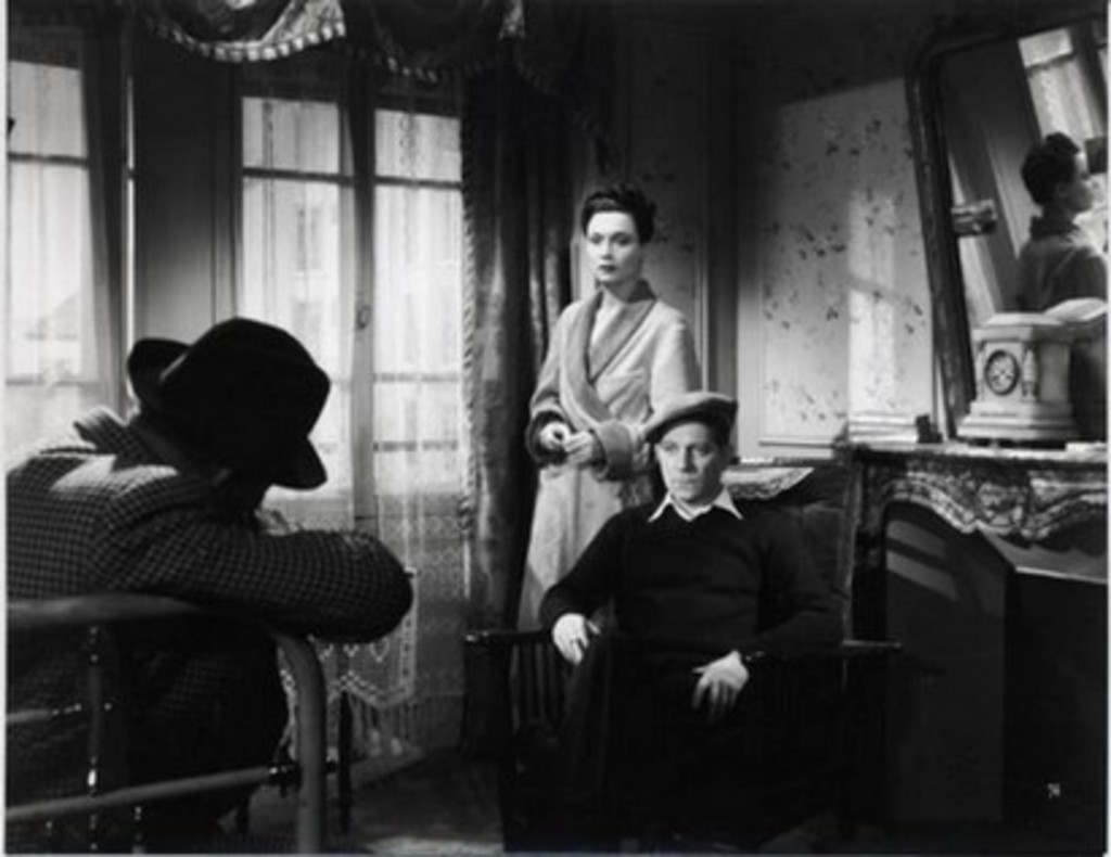 Valentin, Clara et François dans la chambre de ce dernier. On remarque au-dessus de la cheminée, un miroir, objet symbolique du film dans lequel François se parle à lui-même à la façon d'un schizophrène... (cf : Ciné-lycée, fiche pédagogique)